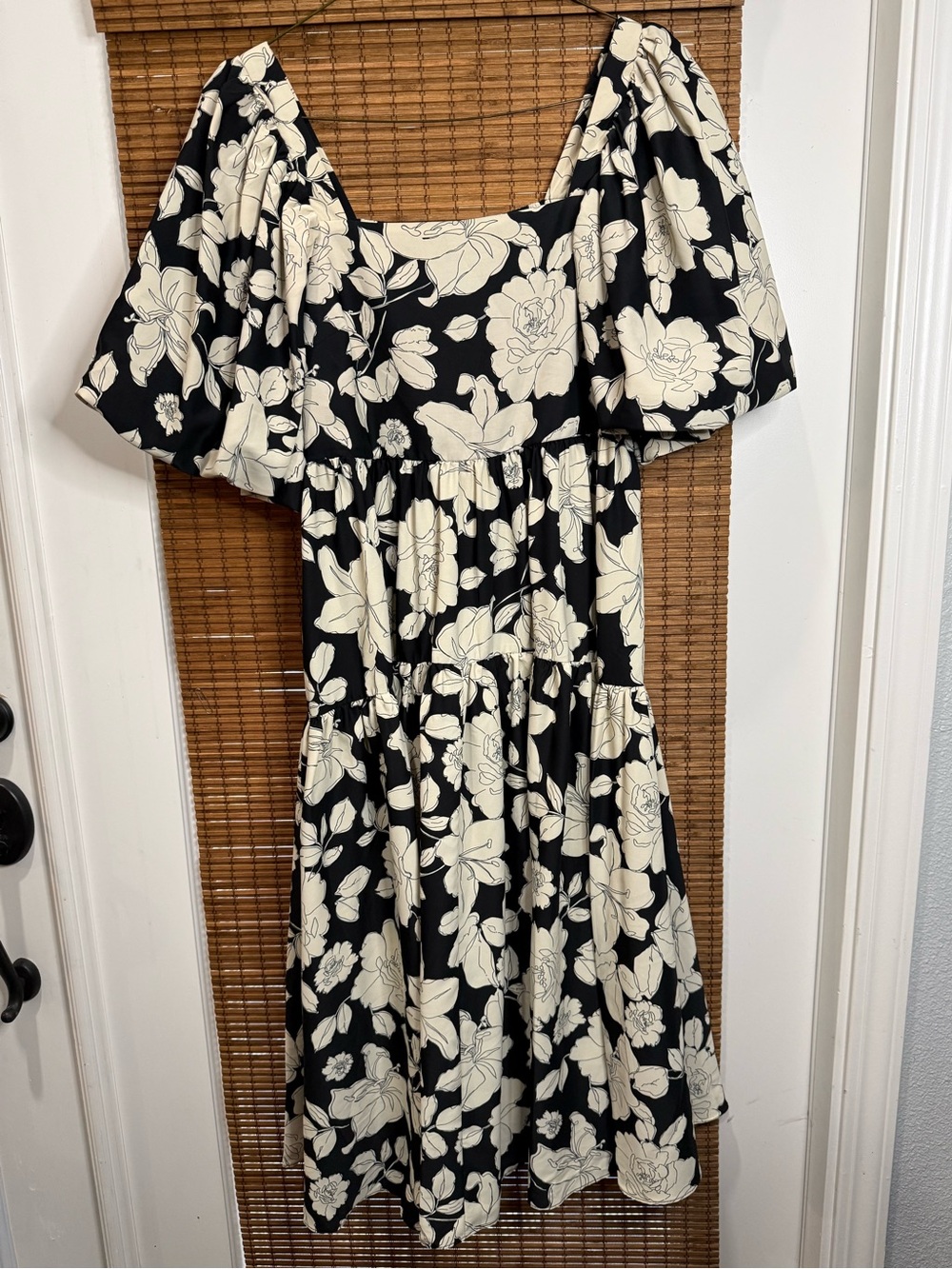 entro Black Cream Floral Puff-Sleeve Midi Dress